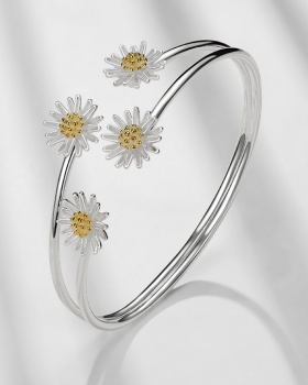 Korean style opening wristband daisy bracelet for women