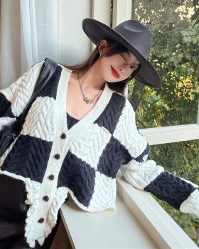 Autumn and winter chessboard coat knitted lazy sweater