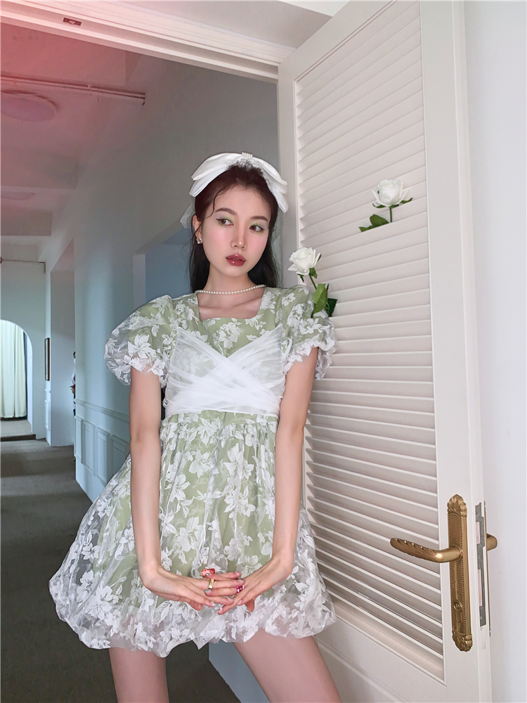 Maiden square collar was white puff sleeve dress